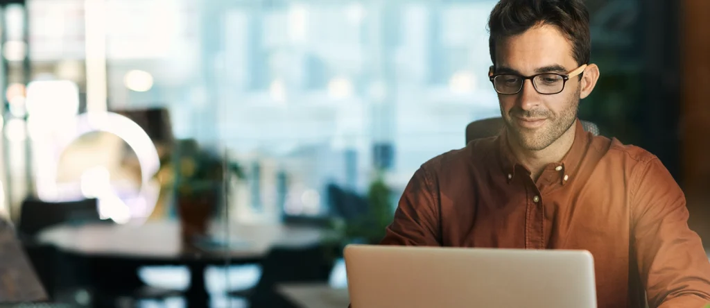 Profissional focado no computador, representando os hábitos de produtividade no trabalho